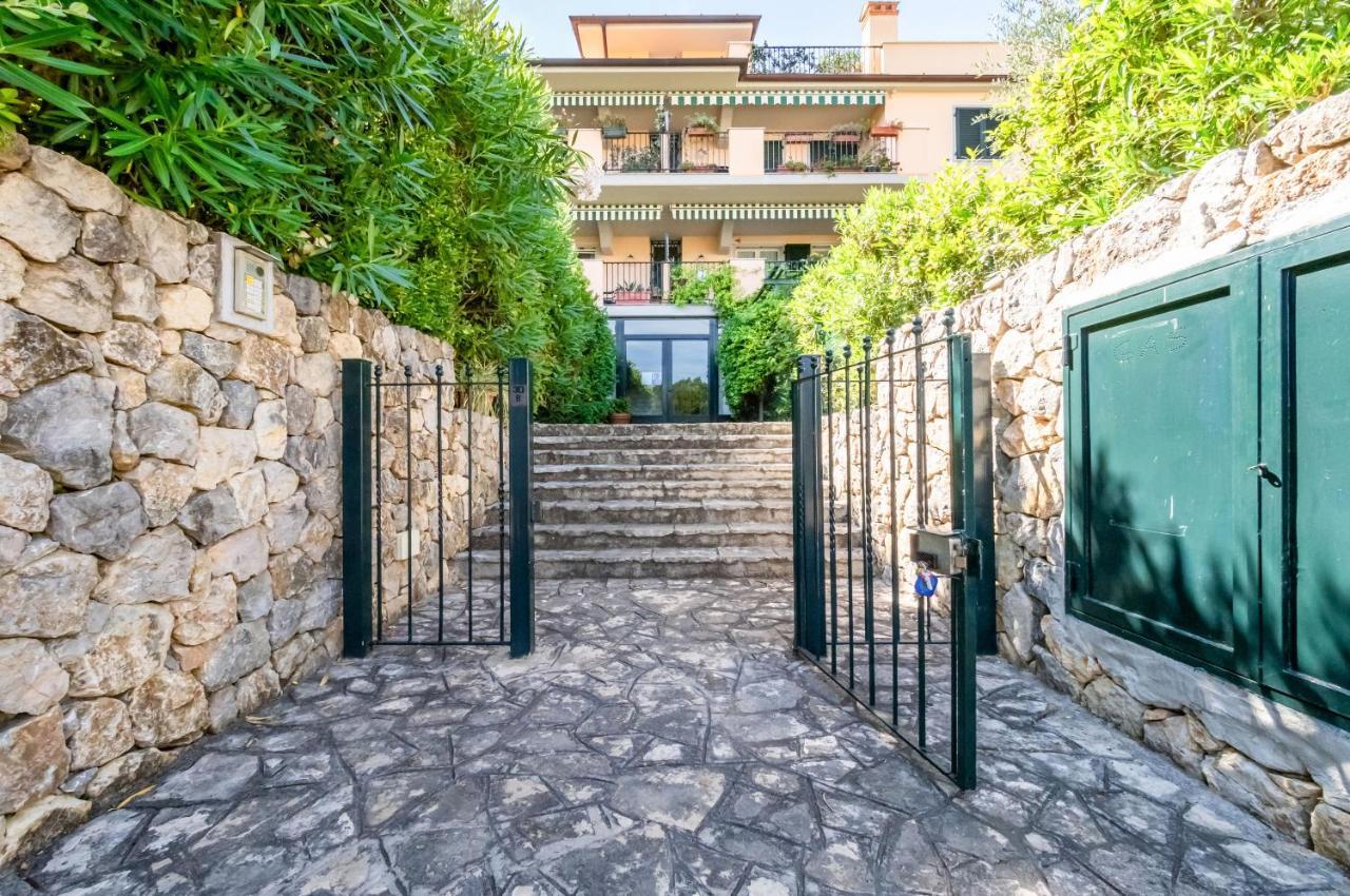 Апартаменты Piana Di Solaro Modern Flat & Swimming Pool Леричи Экстерьер фото